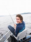 Retrato de Hombre pescando en barco - foto de stock