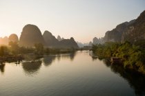 Rivière Yulong et paysage karstique — Photo de stock