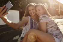 Teenage girls taking selfies in street, Cape Town, South Africa — Stock Photo