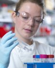Wissenschaftler bereitet Puffer für Antikörperreinigung im Labor vor — Stockfoto