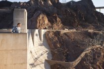 Mulher sênior olhando para fora de Hoover Dam, Nevada, EUA — Fotografia de Stock