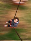 Image floue du garçon sur swing — Photo de stock