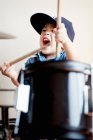 Criança masculina tocando bateria — Fotografia de Stock