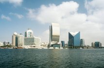 Далекий вид на здания Дубая — стоковое фото