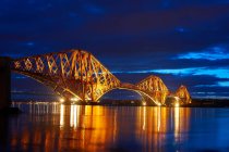Pont moderne éclairé la nuit — Photo de stock
