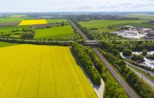 Vista de carreteras y campos de colza oleaginosa, Munich, Baviera, Alemania - foto de stock