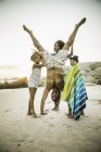 Сім'я допомагає батькові з халатом на пляжі — стокове фото
