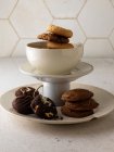 Verschiedene Cookies auf Serviertablett — Stockfoto