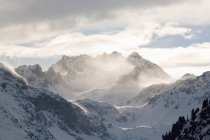 Nuages et sommets montagneux au Tyrol — Photo de stock