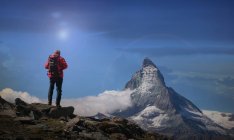 Visão traseira do alpinista sênior olhando para Matterhorn, Cantão Wallis, Suíça — Fotografia de Stock