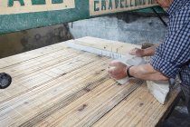 Lavoratore posa blocco di pietra a bordo — Foto stock