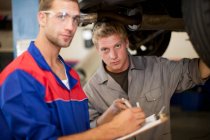 Механіка автомобілів обговорення та аналіз ремонту автомобілів — стокове фото