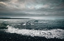 Mar helado en la costa rocosa - foto de stock
