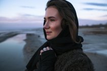 Ritratto di donna in piedi sulla spiaggia — Foto stock