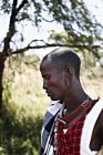 Masaï debout à l'extérieur — Photo de stock