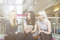 Junge Frauen nutzen digitales Tablet an der Universität — Stockfoto