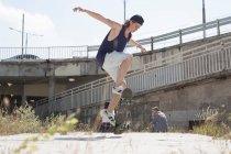 Skateboarder fazendo truques de skate, Budapeste, Hungria — Fotografia de Stock