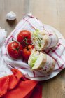 Sanduíches e tomates de videira em guardanapo de pano — Fotografia de Stock