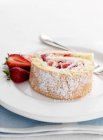 Assiette de fraise rouleau suisse — Photo de stock