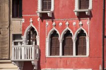 Ventanas adornadas en la fachada de edificios de la ciudad - foto de stock