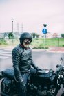 Maturo maschio motociclista seduto su moto su strada — Foto stock
