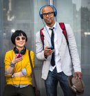 Young couple with mp3 players — Stock Photo