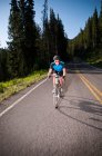 Велосипедист на сельской дороге — стоковое фото
