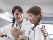 Kinderarzt berät Mädchen — Stockfoto