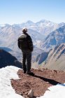 Wanderer mit Blick auf verschneite Berge — Stockfoto