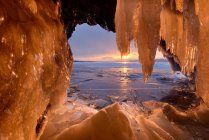 Cavernas de gelo kharantsy no por do sol, lago de Baikal, ilha de Olkhon, Sibéria, Rússia — Fotografia de Stock