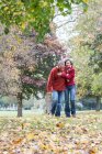 Heterosexuelles Paar spaziert durch Park — Stockfoto