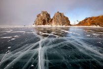 Vista del ghiaccio ghiacciato e della roccia di Shamanka sul Burkhan Cape, lago Baikal, isola di Olkhon, Siberia, Russia — Foto stock