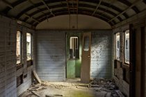Blick auf verlassene Waggons im Inneren — Stockfoto