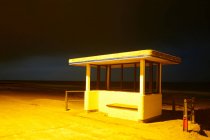 Vista de la estación de autobuses vacía por la noche - foto de stock
