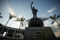 Estatua fuera del estadio de fútbol de Maracana - foto de stock
