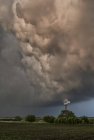 Драматическое облачное небо над полем — стоковое фото