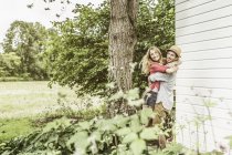 Giovane coppia abbracciare in giardino — Foto stock