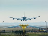 Airplane coming to land — Stock Photo