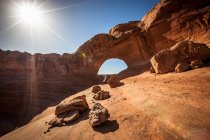 Arco di formazione rocciosa nel deserto — Foto stock