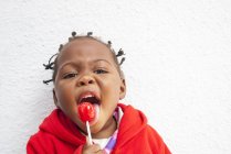 Portrait de bambin féminin appréciant la sucette — Photo de stock