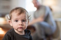 Porträt eines kleinen Jungen, der in die Kamera blickt — Stockfoto