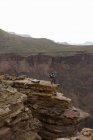 Человек, стоящий на скалах, Нью-Ханс, Грандвью Поход, Гранд Каньон, Аризона, США — стоковое фото
