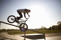 Junger Mann macht Stunt auf bmx im Skatepark — Stockfoto