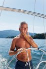 Älterer Mann segelt auf See — Stockfoto