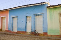 Красочные здания с велосипедом — стоковое фото