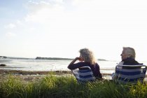 Madre e figlia godono della vista sulla spiaggia — Foto stock
