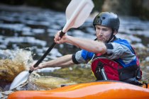 Primo piano del kayak uomo medio adulto sulle rapide del fiume — Foto stock