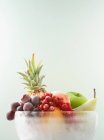 Pilha de frutas diferentes em tigela de gelo — Fotografia de Stock
