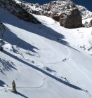 Schneebedeckte Berglandschaft mit entfernter Wandergruppe — Stockfoto