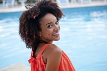 Portrait of young woman sitting at hotel poolside, Rio De Janeiro, Brazil — Stock Photo